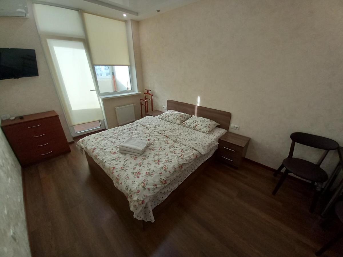 Smart Drahomanova Apartment